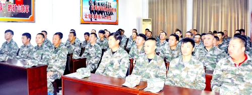 讲奉献的前提，，，，，，必须是讲政治、讲大局，，，，，，只有牢记初心使命，，，，，，才能锻造出守卫矿山平安的王牌铁军。。。。。。。。图为鸡矿救护大队正在开展政治教育学习。。。。。。。。