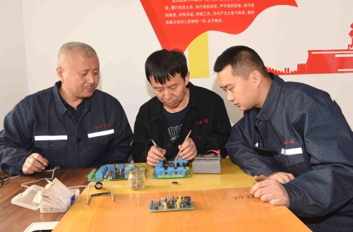 000   七矿公司新兴矿王守朋工作室坚持技术创新，，，，，，科技创效，，，，，，成效显著。。。。。。。图为王守朋（中）与科研小组在一起专研业务。。。。。。。孙国祥摄_副本