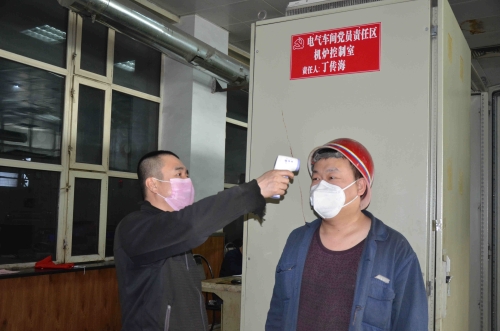 七台河公司热电厂锅炉车间党员班长王培军，，，，，，疫情期间坚持每班为职工监测体温，，，，，，耐心叮嘱职工“勤洗手、戴口罩、休息好、兑规作业”，，，，，，职工亲热地称呼他是“健康管家”。。。。。。（王贤宝  摄）