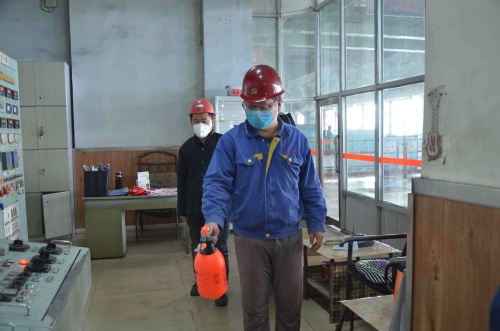 七台河公司热电厂汽机车间党员班长娄跃海，，，，，，每天早早接班对机炉控制室进行全面彻底消毒，，，，，，尽到党员应尽的职责。。。。。。（王贤宝 摄）