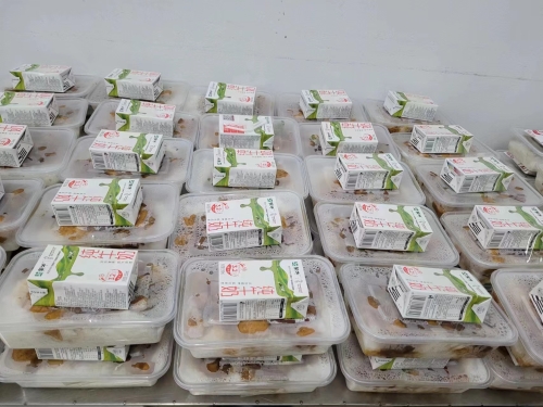 为煤矿生产建设单位井下采掘一线职工、辅助工人增配了盒装牛奶，，，，，，，，牛奶经过分装与班中餐一同由送饭人员配送到井下工作面