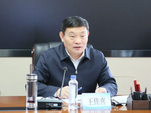 11月17日下午，，，，，，集团公司党委书记王佳喜主持召开集团公司党委理论学习中心组集中学习（扩大）会议